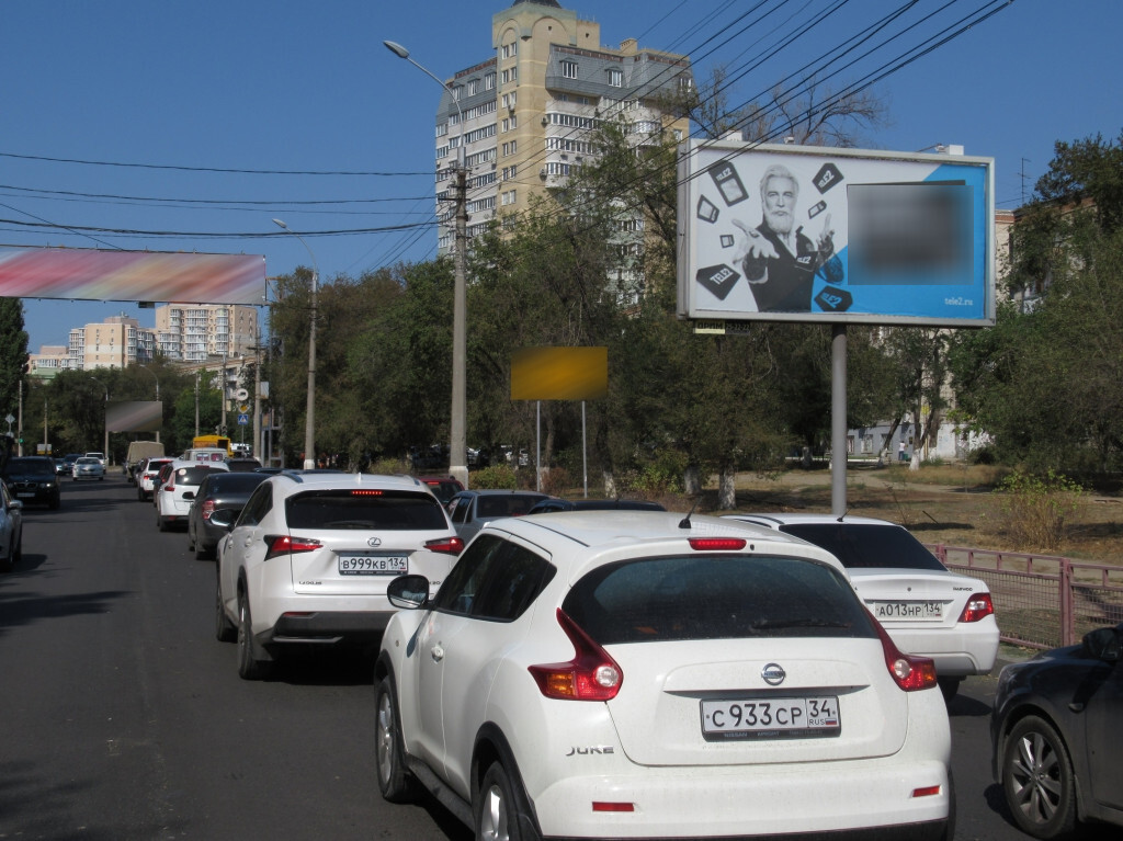 Фотография рекламного носителя, тип: Билборд 3x6, адрес: 7-й Гвардейской дивизии ул., д.10 Х Коммунистическая ул., Волгоград, Волгоградская область, Россия. Сторона А12 №565802