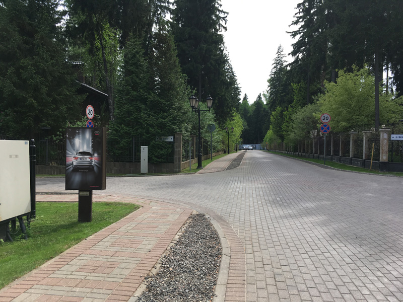 Фотография рекламного носителя, тип: Нестандартный ситиформат, адрес: Новорижское ш., Шервуд пос., поз.2, Московская область, Россия. Сторона А №832055