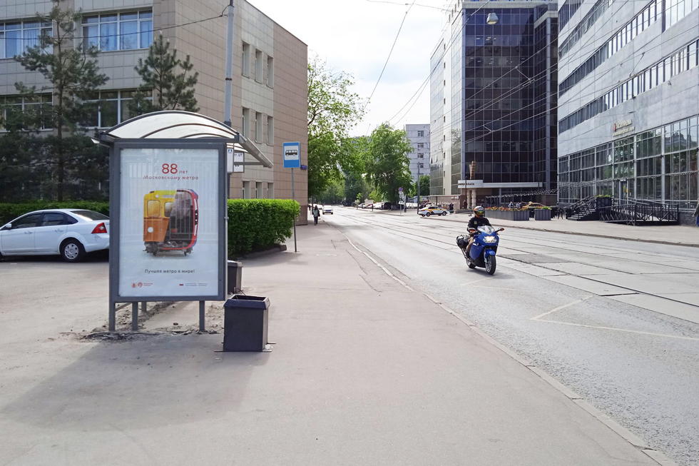 Фотография рекламного носителя, тип: Остановка 1.8x1.2, адрес: Бауманская ул., ост. "Бауманская ул.", Москва, Россия. Сторона Б №923373