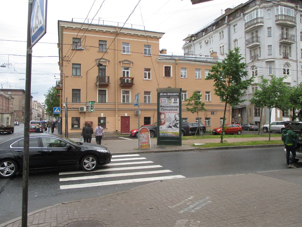 Фотография рекламного носителя, тип: Пиллар 3x1.4, адрес: Средний пр-т. Х 17-я линия, д.30, Санкт-Петербург, Россия. Сторона А №541736