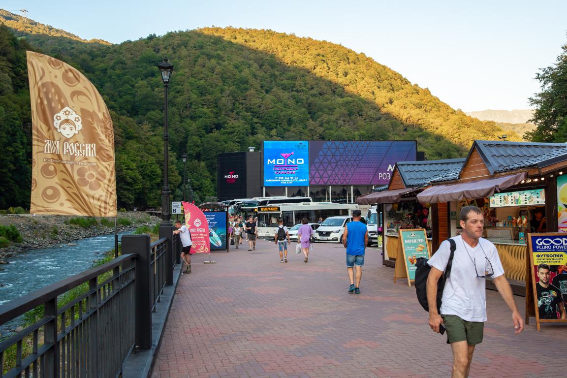 Фотография рекламного носителя, тип: Медиафасад, адрес: Лаванда наб., д.6, стр.1, Сочи, Краснодарский край, Россия. Сторона A1-A10 №1051925