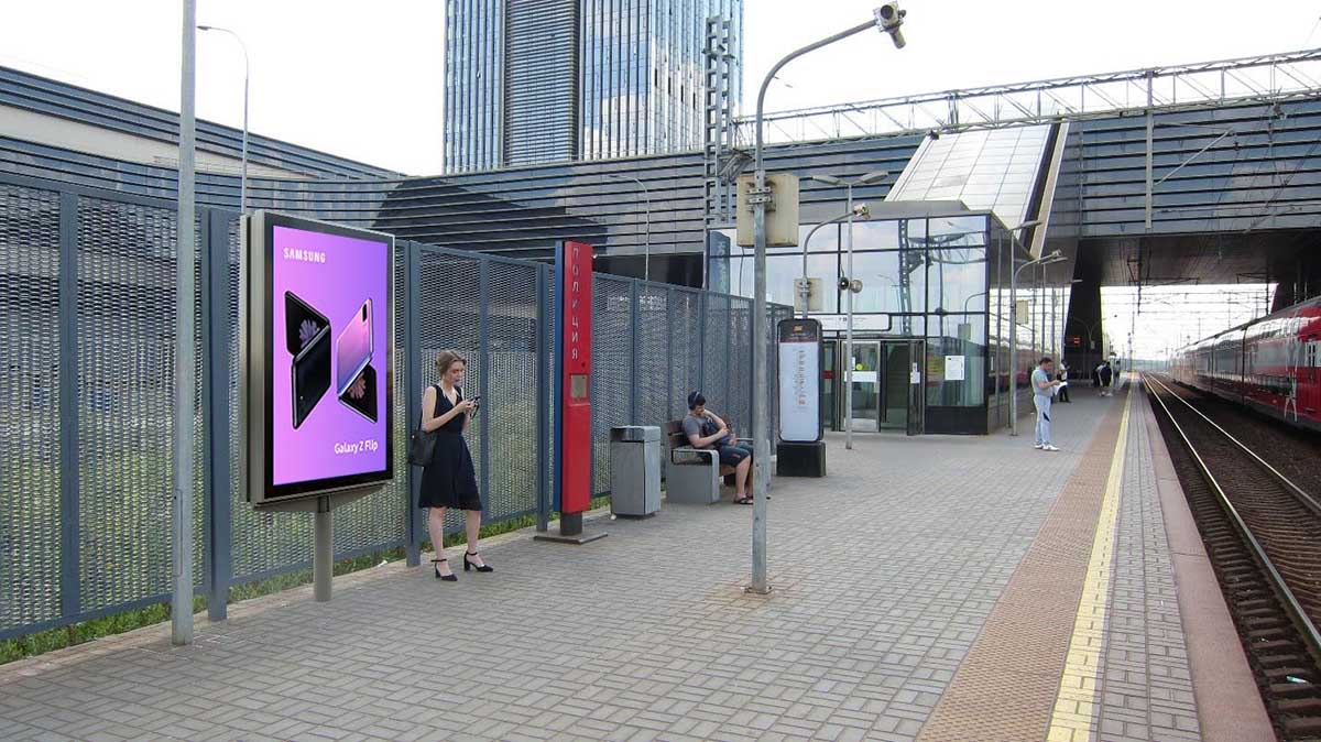 Фотография рекламного носителя, тип: Ситиформат 1.8x1.2, адрес: Сколково ст., платформа №3 в Москву, спуск к началу платформы, у стойки вызова полиции, Московская область, Россия. Сторона А №941909