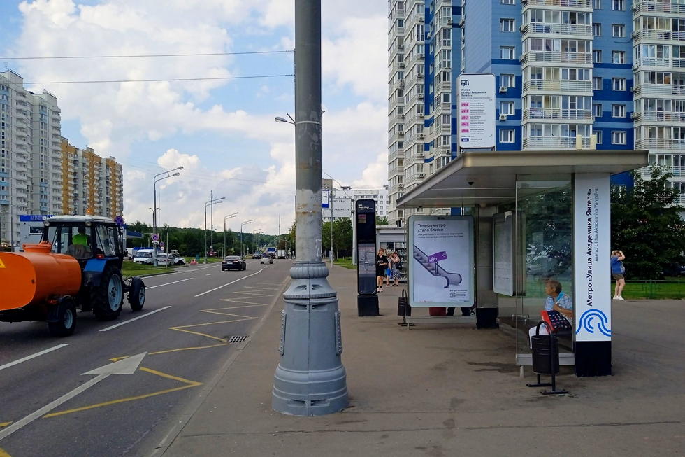 Фотография рекламного носителя, тип: Остановка 1.8x1.2, адрес: Янгеля Академика ул., д.2, Москва, Россия. Сторона А1 №801538