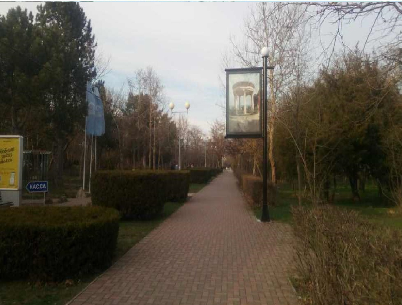 Фотография рекламного носителя, тип: Панель-кронштейн, адрес: Центральный парк культуры и отдыха им. Фрунзе, дельфинарий, поз.2, Евпатория, Республика Крым, Россия. Сторона А №771933