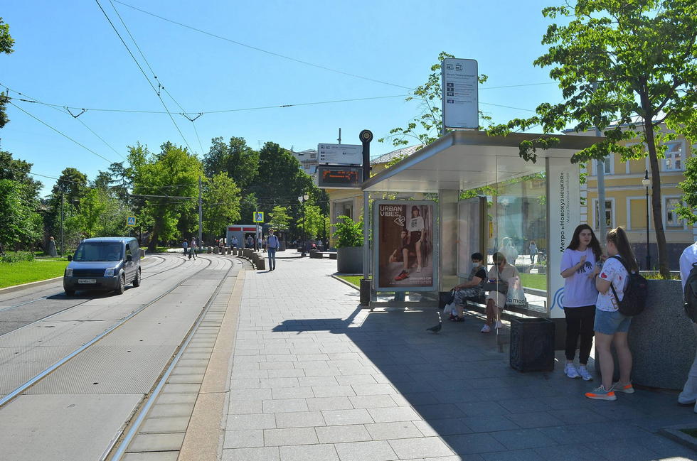 Фотография рекламного носителя, тип: Остановка 1.8x1.2, адрес: Новокузнецкая ул., ост. Метро Новокузнецкая, Москва, Россия. Сторона А1-А5 №580197