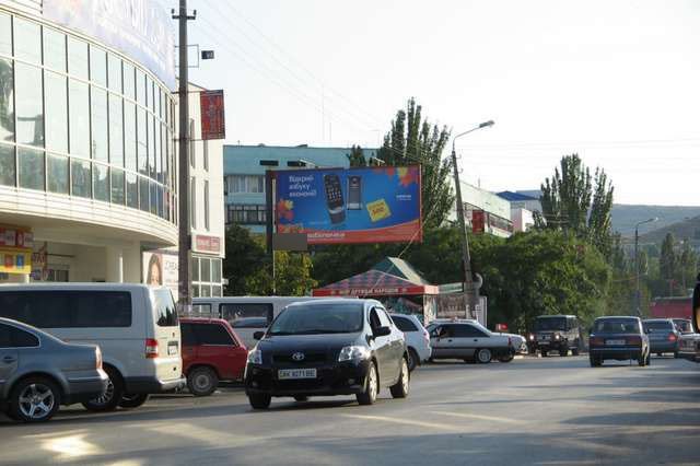 Фотография рекламного носителя, тип: Билборд 3x6, адрес: Крымская ул., напротив рынка, Феодосия, Республика Крым, Россия. Сторона B №591307