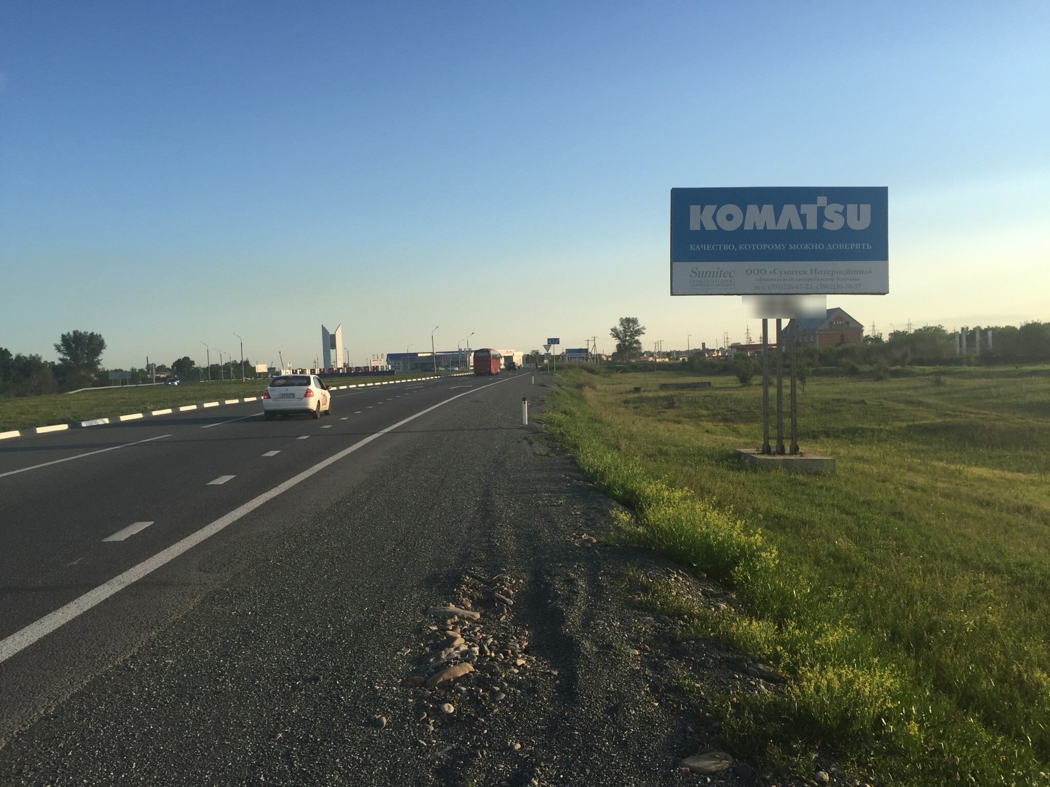 Фотография рекламного носителя, тип: Билборд 3x6, адрес: Рассвет пос., автосалона Автомир, Абакан, Республика Хакасия, Россия. Сторона A №425551