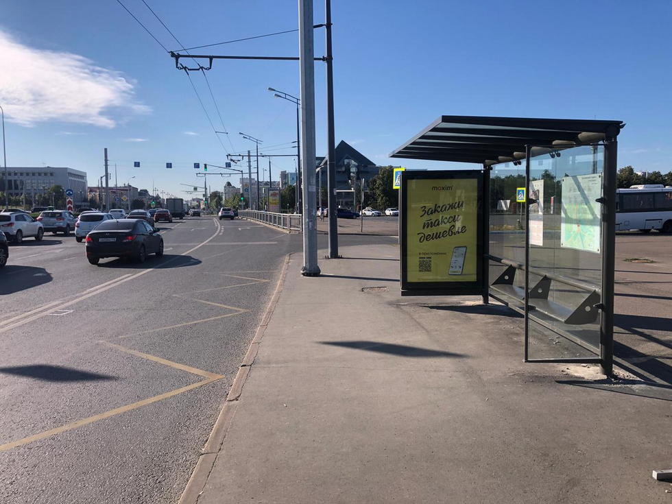 Фотография рекламного носителя, тип: Остановка 1.8x1.2, адрес: Тысячелетия пл., ост. Центральный стадион, поз.2, Казань, Республика Татарстан, Россия. Сторона А №637878