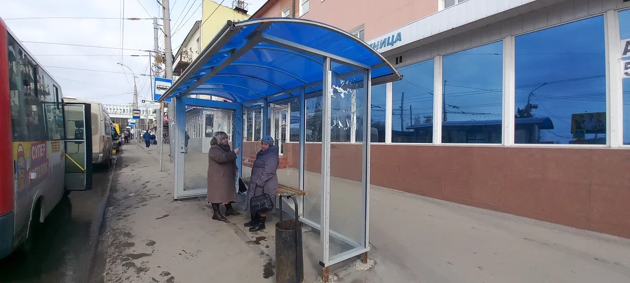 Фотография рекламного носителя, тип: Остановка 1.8x1.2, адрес: Привокзальная пл., поз.1, Саратов, Саратовская область, Россия. Сторона А №842113