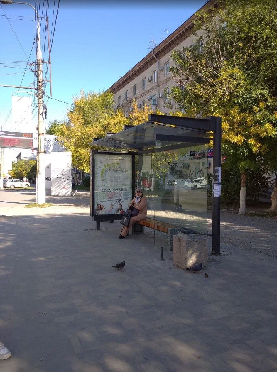 Фотография рекламного носителя, тип: Остановка 1.8x1.2, адрес: Рабоче-Крестьянская ул., ост. "Архитектурно-строительный университет", Волгоград, Волгоградская область, Россия. Сторона A №972457