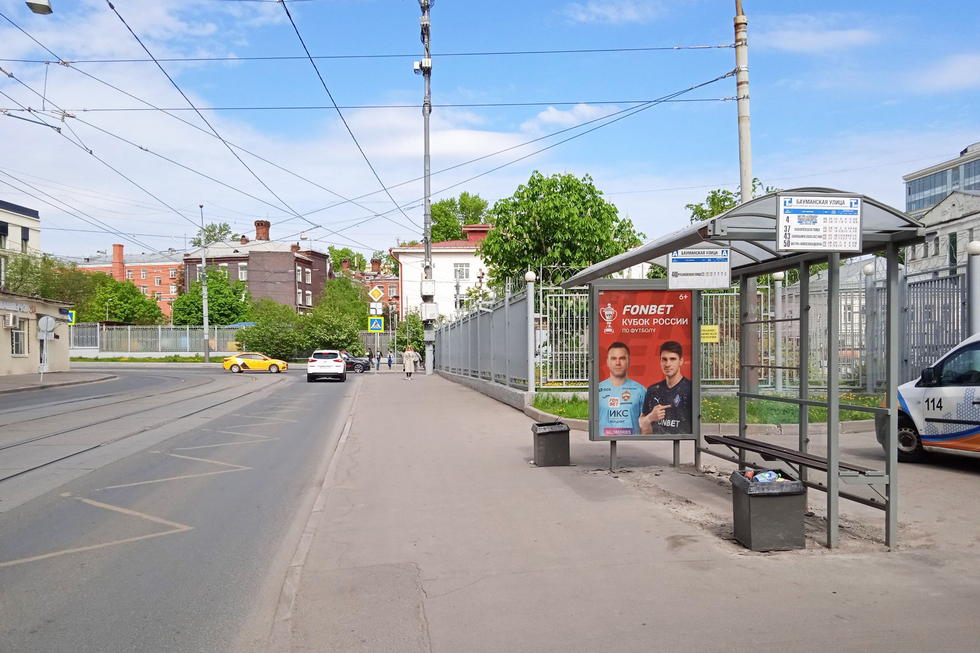 Фотография рекламного носителя, тип: Остановка 1.8x1.2, адрес: Бауманская ул., ост. "Бауманская ул.", Москва, Россия. Сторона А №923372