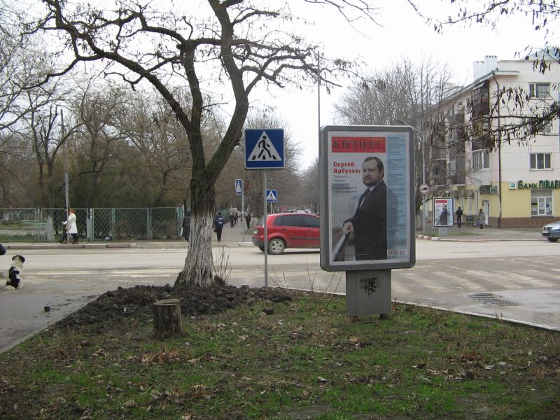 Фотография рекламного носителя, тип: Ситиформат 1.8x1.2, адрес: Галерейная ул., д.18 Х Советская ул., Феодосия, Республика Крым, Россия. Сторона B №413298