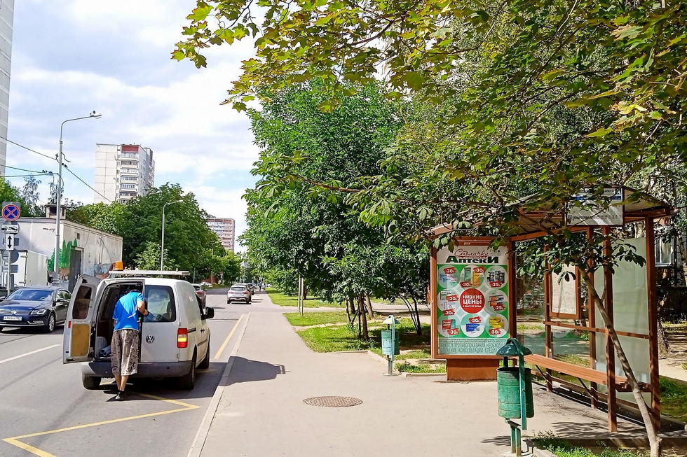 Фотография рекламного носителя, тип: Остановка 1.8x1.2, адрес: Волжский б-р., ост. "Гостиница "Кузьминки", Москва, Россия. Сторона А №924195