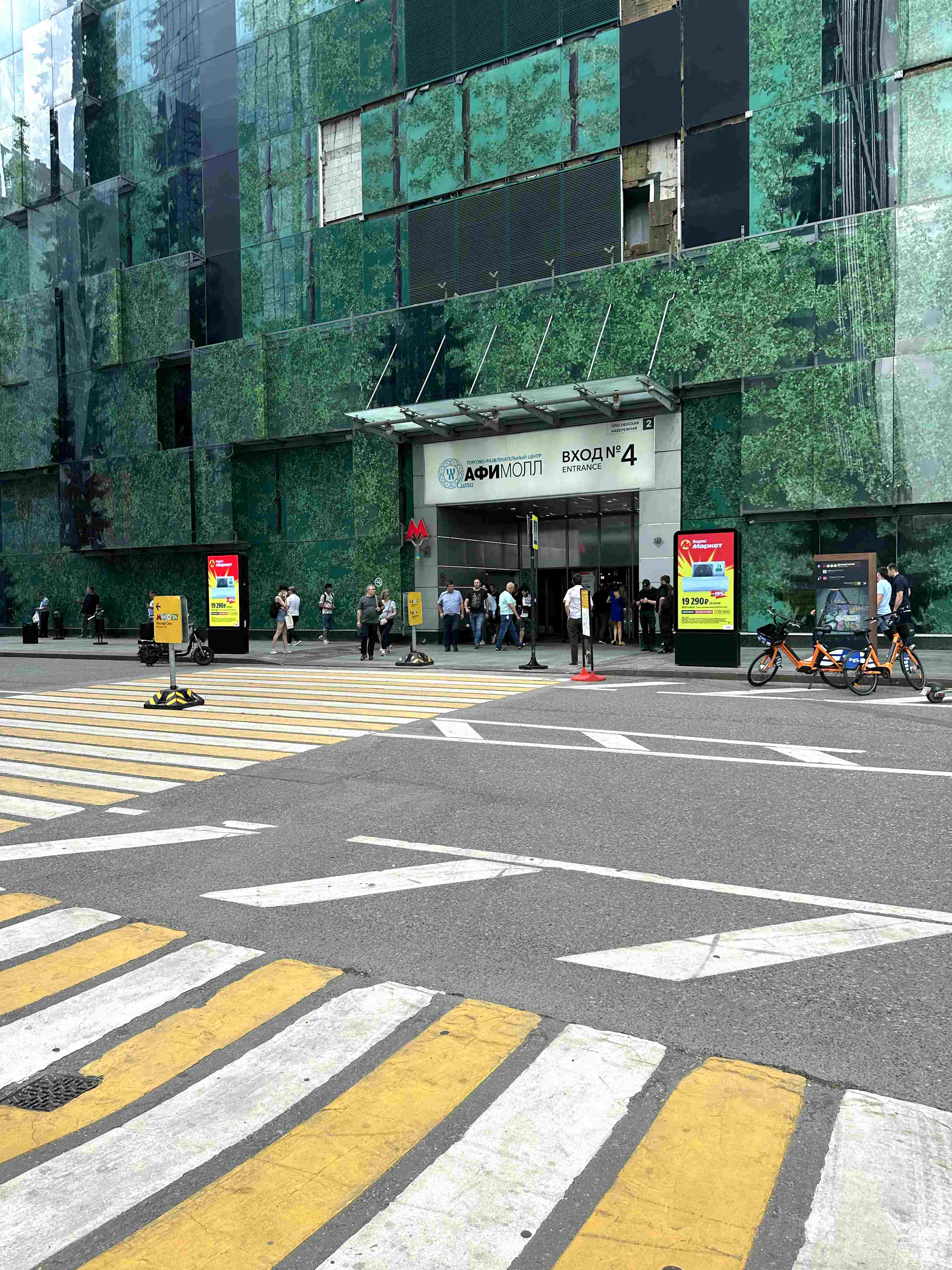 Фотография рекламного носителя, тип: Нестандартный ситиформат, адрес: Афимолл, входные группы, Москва, Россия. Сторона А1-А10 №1096253