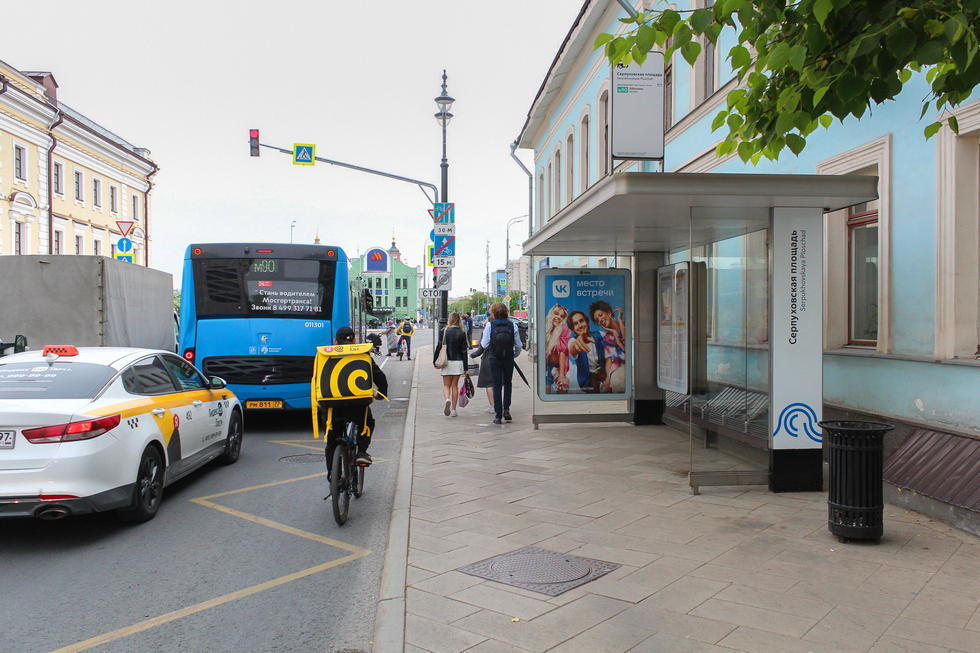 Фотография рекламного носителя, тип: Остановка 1.8x1.2, адрес: Ордынка Б. ул., ост. "Серпуховская пл.", Москва, Россия. Сторона А1-А5 №335359
