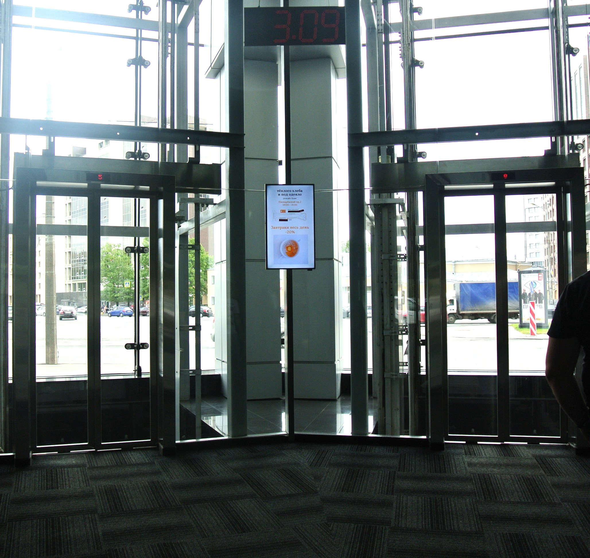 Фотография рекламного носителя, тип: Видеоэкран, адрес: Бизнес-центр «Бенуа», Пискаревский пр-т., д.2, корп.2, Санкт-Петербург, Россия. Сторона/вариант №832399