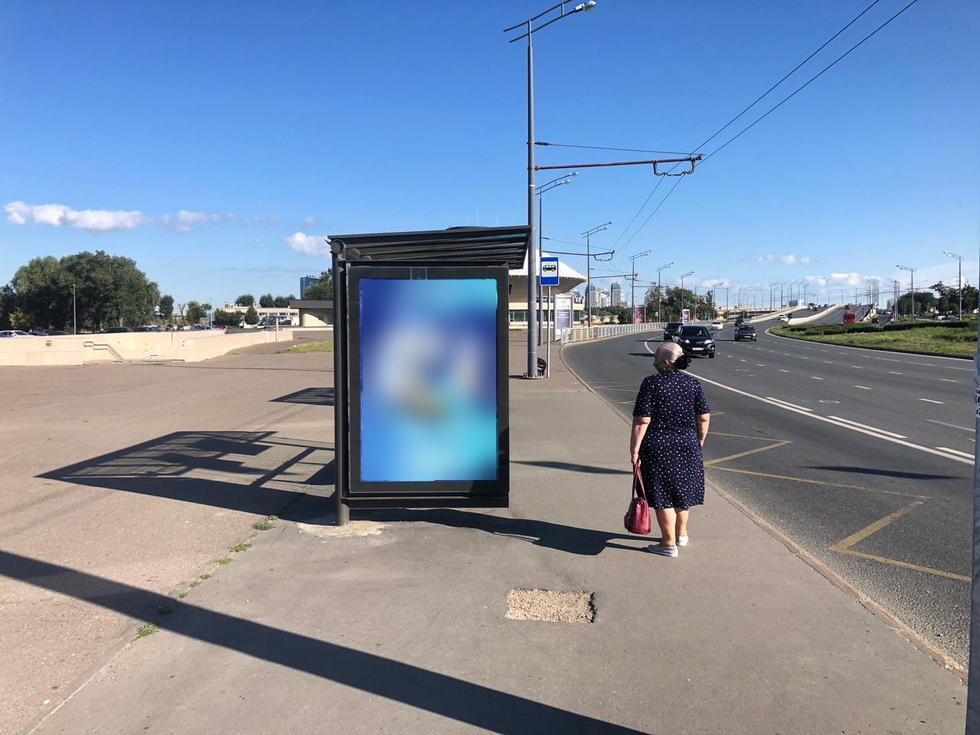 Фотография рекламного носителя, тип: Остановка 1.8x1.2, адрес: Тысячелетия пл., ост. Центральный стадион, поз.2, Казань, Республика Татарстан, Россия. Сторона Б №637879