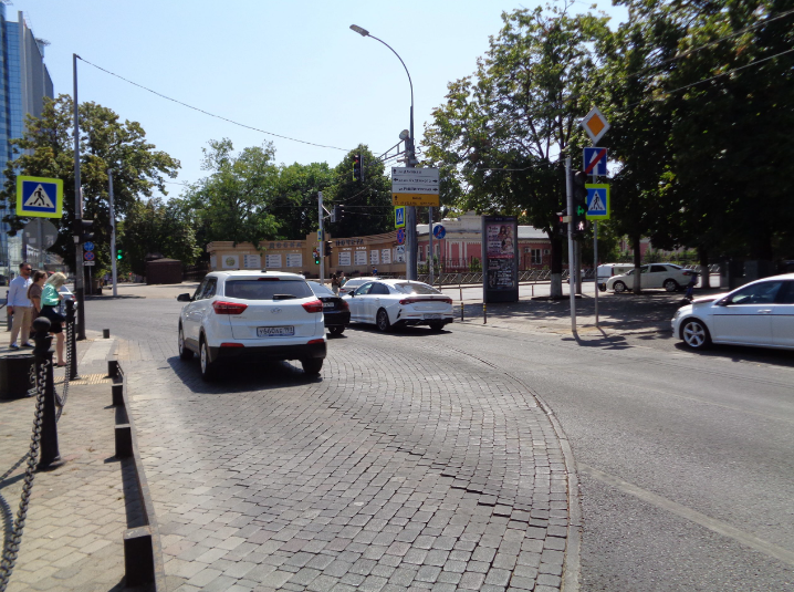 Фотография рекламного носителя, тип: Пиллар 3x1.4, адрес: Красная ул., д.109, поз.1, Краснодар, Краснодарский край, Россия. Сторона А №458628