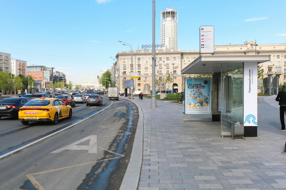 Фотография рекламного носителя, тип: Остановка 1.8x1.2, адрес: Павелецкая пл., д.3, ост. "Павелецкий вокзал", Москва, Россия. Сторона A1-A5 №994731