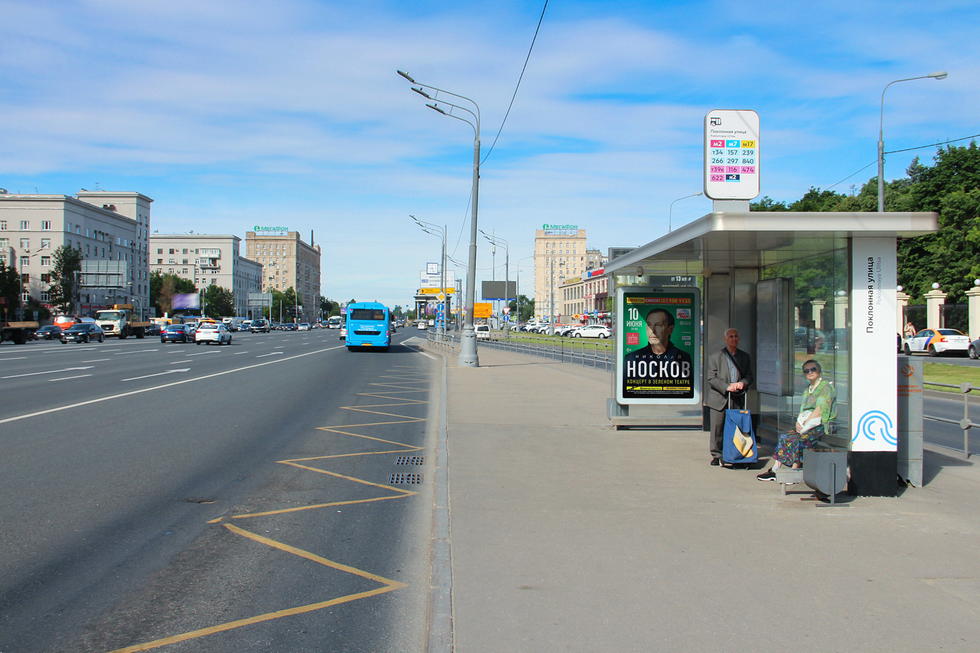 Фотография рекламного носителя, тип: Остановка 1.8x1.2, адрес: Кутузовский пр-т ост."Поклонная ул." из центра, Москва, Россия. Сторона А №335423