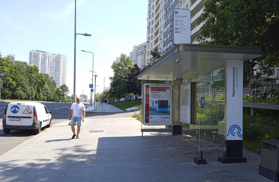 Фотография рекламного носителя, тип: Остановка 1.8x1.2, адрес: Каховская ул., Москва, Россия. Сторона А №430956