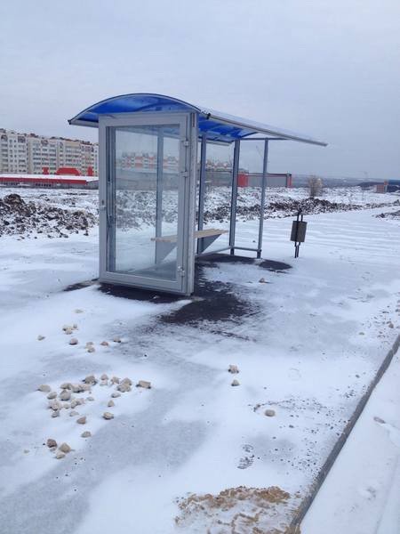 Фотография рекламного носителя, тип: Остановка 1.8x1.2, адрес: Героев Отечества сквер, поз.2, Саратов, Саратовская область, Россия. Сторона Б №747389