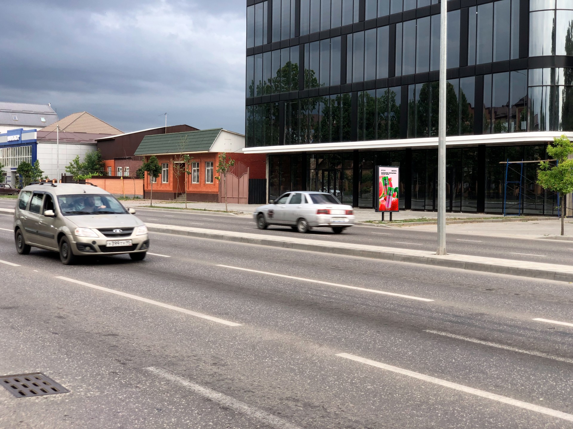 Фотография рекламного носителя, тип: Ситиформат 1.8x1.2, адрес: Жуковского ул., поз.10, Грозный, Республика Чечня, Россия. Сторона А №1084416