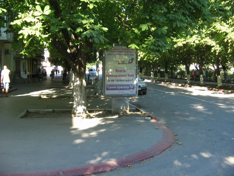 Фотография рекламного носителя, тип: Ситиформат 1.8x1.2, адрес: Галерейная ул., д.13, Феодосия, Республика Крым, Россия. Сторона B №413300