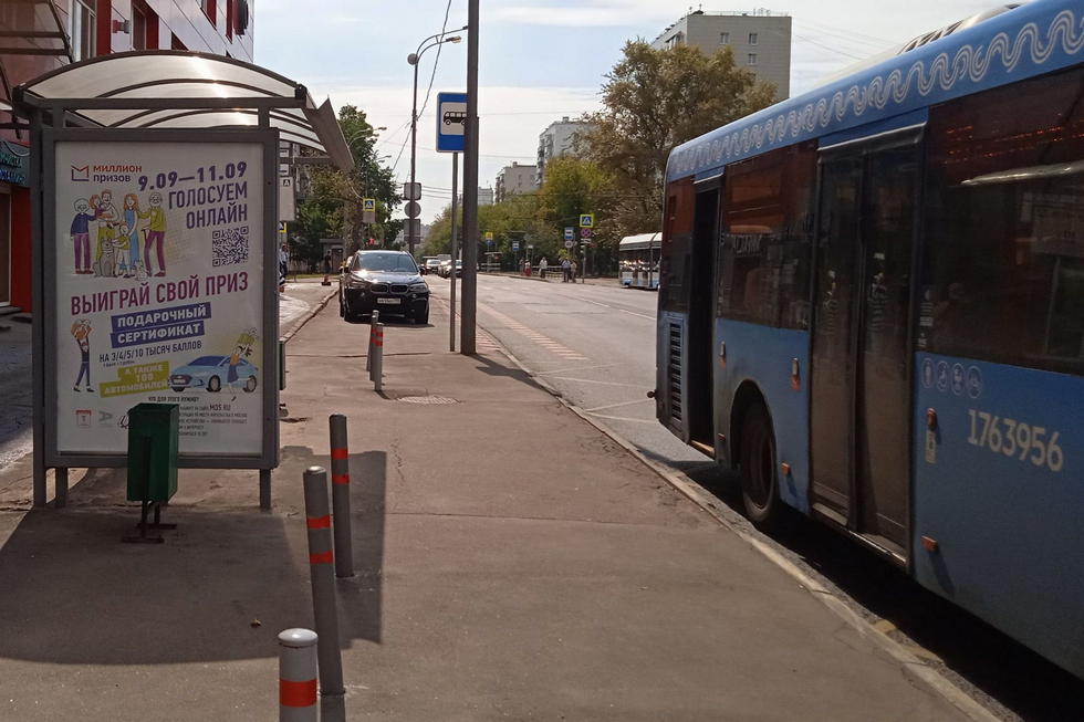 Фотография рекламного носителя, тип: Остановка 1.8x1.2, адрес: Черемушкинская Большая ул., д.13/17, Москва, Россия. Сторона Б №936142