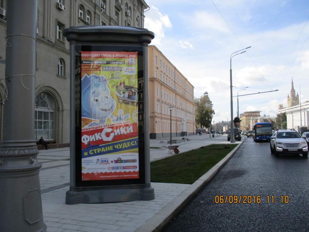 Фотография рекламного носителя, тип: Пиллар 3x1.4, адрес: Садовая-Кудринская ул., д.28/30, поз.2, Москва, Россия. Сторона В1-В3 №503433