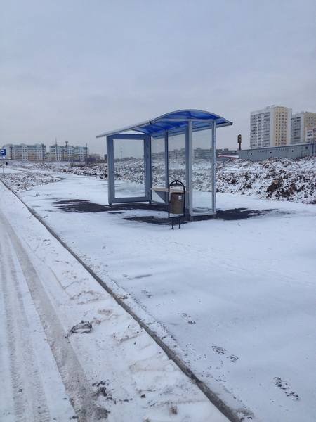 Фотография рекламного носителя, тип: Остановка 1.8x1.2, адрес: Героев Отечества сквер, поз.3, Саратов, Саратовская область, Россия. Сторона А №747390