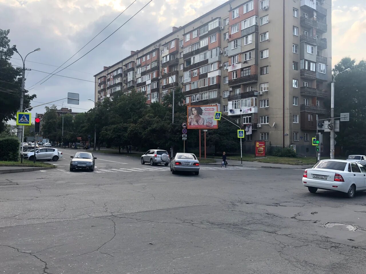 Фотография рекламного носителя, тип: Ситиборд 2.7x3.7, адрес: Маркова ул., д.3 Х Джанаева ул., Владикавказ, Республика Северная Осетия – Алания, Россия. Сторона А1-А3 №465809