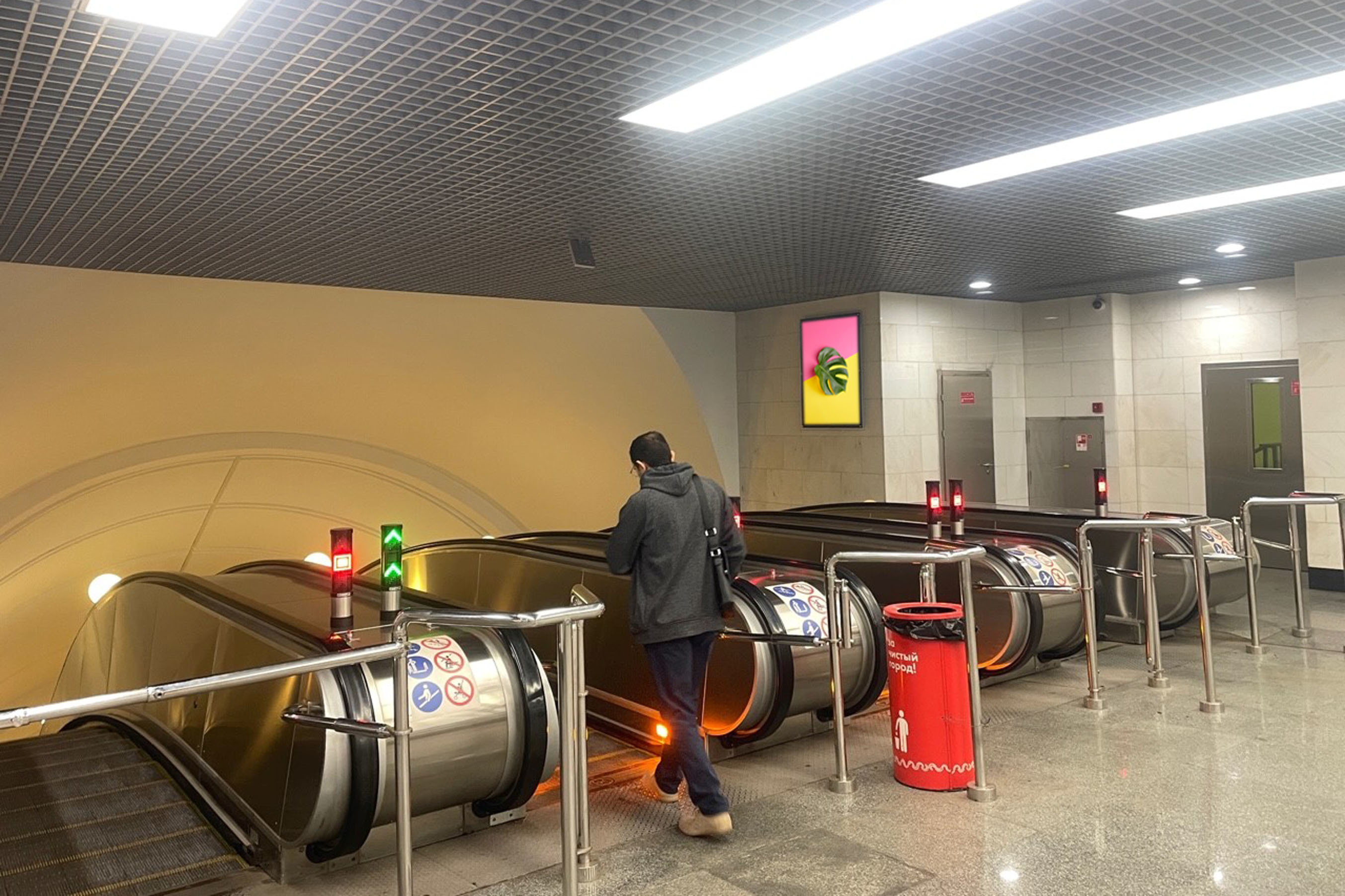 Фотография рекламного носителя, тип: Кристалайт, адрес: Станция метро «Окружная», линия Люблинско-Дмитровская, Москва, Россия. Сторона/вариант A №1055205