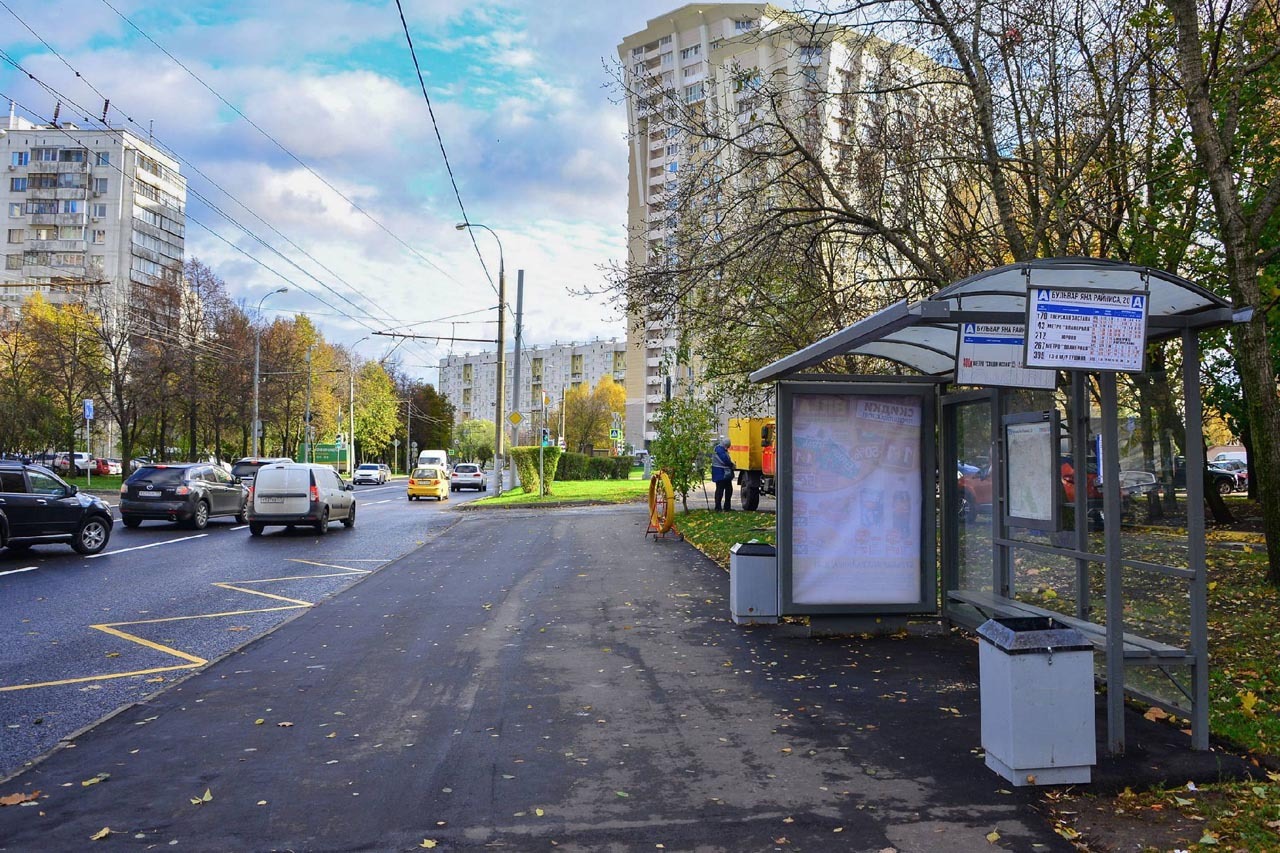 Фотография рекламного носителя, тип: Остановка 1.8x1.2, адрес: Яна Райниса б-р., д.37, Москва, Россия. Сторона А1 №936700