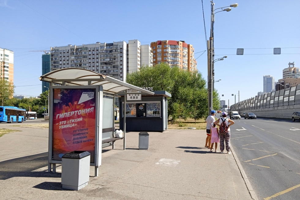 Фотография рекламного носителя, тип: Остановка 1.8x1.2, адрес: Жукова Маршала пр-т., д.72, ост. Храм Живоначальной Троицы, Москва, Россия. Сторона Б №927242