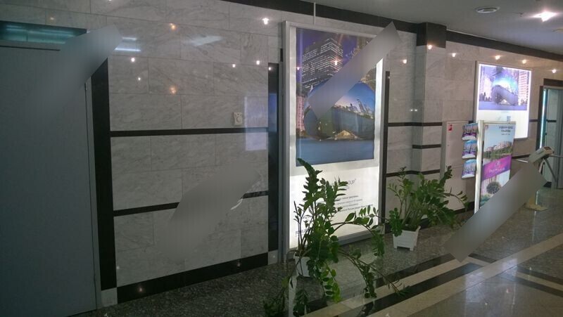 Фотография рекламного носителя, тип: Диспенсер листовок, адрес: Бизнес-центр «Велка», Большой Строченовский пер., д.7, Москва, Россия. Сторона/вариант №654470