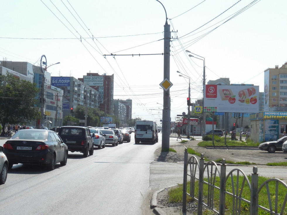 Фотография рекламного носителя, тип: Билборд 3x6, адрес: 70 лет Октября ул., д.7, Омск, Омская область, Россия. Сторона А №1009691