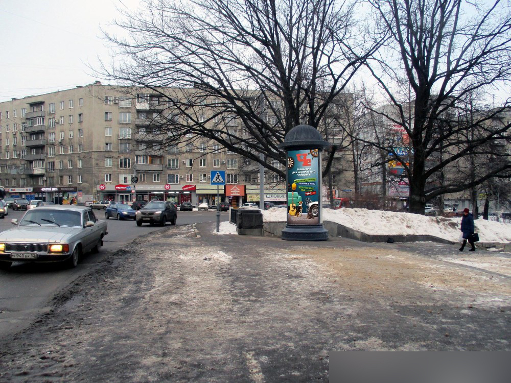 Фотография рекламного носителя, тип: Пиллар 3x1.4, адрес: Горького пл. Х Б. Покровская ул., д.65, Нижний Новгород, Нижегородская область, Россия. Сторона А2 №582904