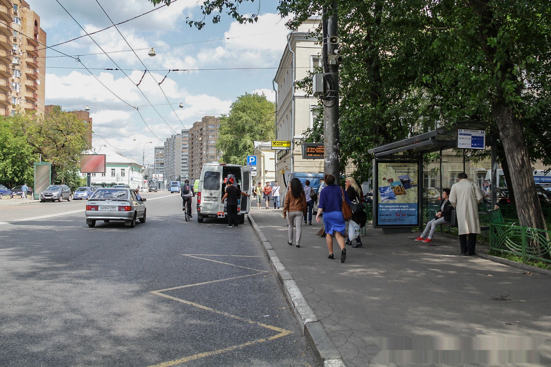 Фотография рекламного носителя, тип: Остановка 1.8x1.2, адрес: Бакунинская ул. Х Бауманская ул., поз.2, Москва, Россия. Сторона А №334700