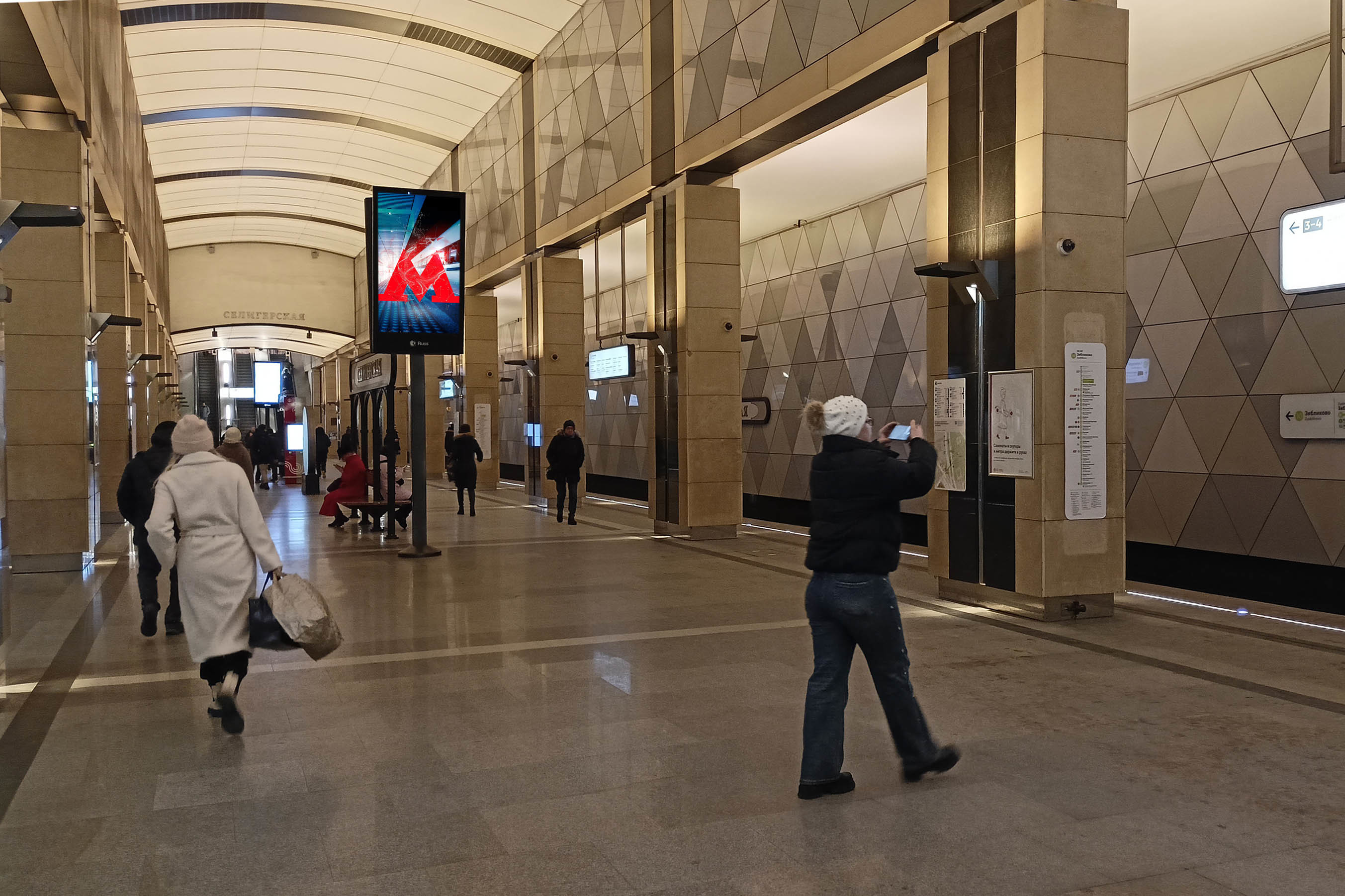 Фотография рекламного носителя, тип: Видеоэкран, адрес: Станция метро «Селигерская», линия Люблинско-Дмитровская, Москва, Россия. Сторона/вариант А1-А10 №1076323