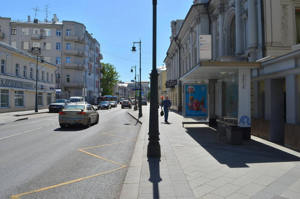 Фотография рекламного носителя, тип: Остановка 1.8x1.2, адрес: Пречистенка ул., ост. Дом ученых, поз.2, Москва, Россия. Сторона А №553600