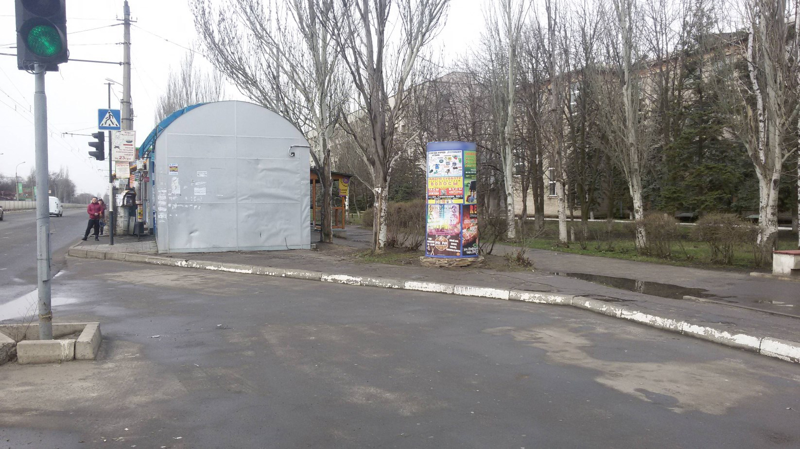 Фотография рекламного носителя, тип: Нестандартный ситиформат, адрес: Молодёжный квартал, д.20а, Луганск, Луганская область, Россия. Сторона А1 №1324489