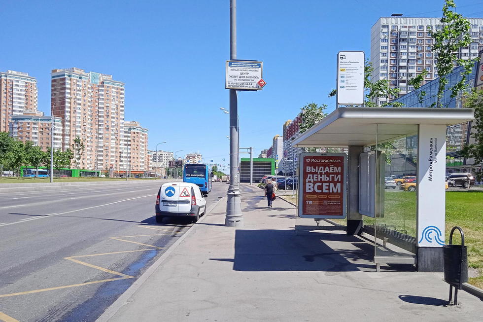 Фотография рекламного носителя, тип: Остановка 1.8x1.2, адрес: Мичуринский пр-т., ост. "метро "Раменки", в центр, Москва, Россия. Сторона А №955673