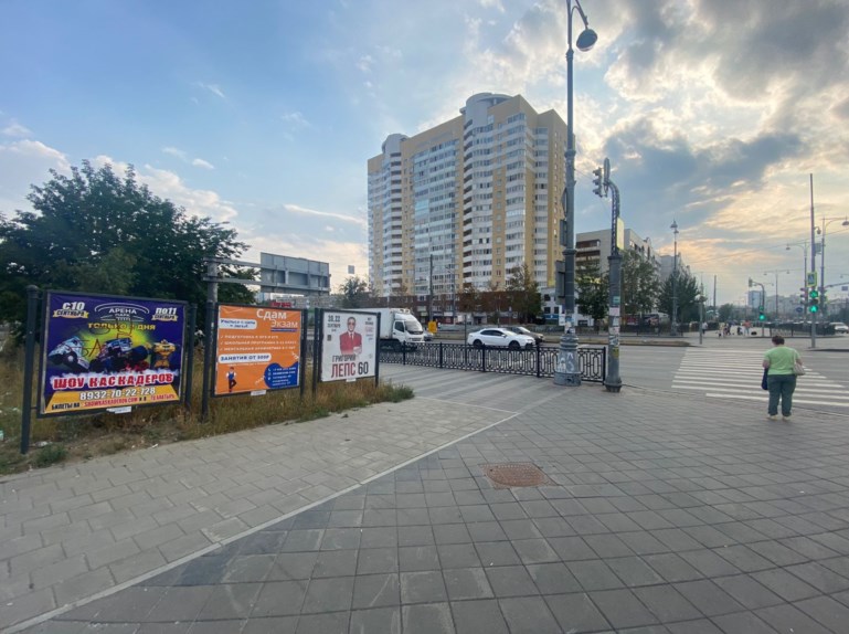 Фотография рекламного носителя, тип: Уличный информационный стенд, адрес: Татищева ул., д.49а X Токарей ул., Екатеринбург, Свердловская область, Россия. Сторона А1 №1094744