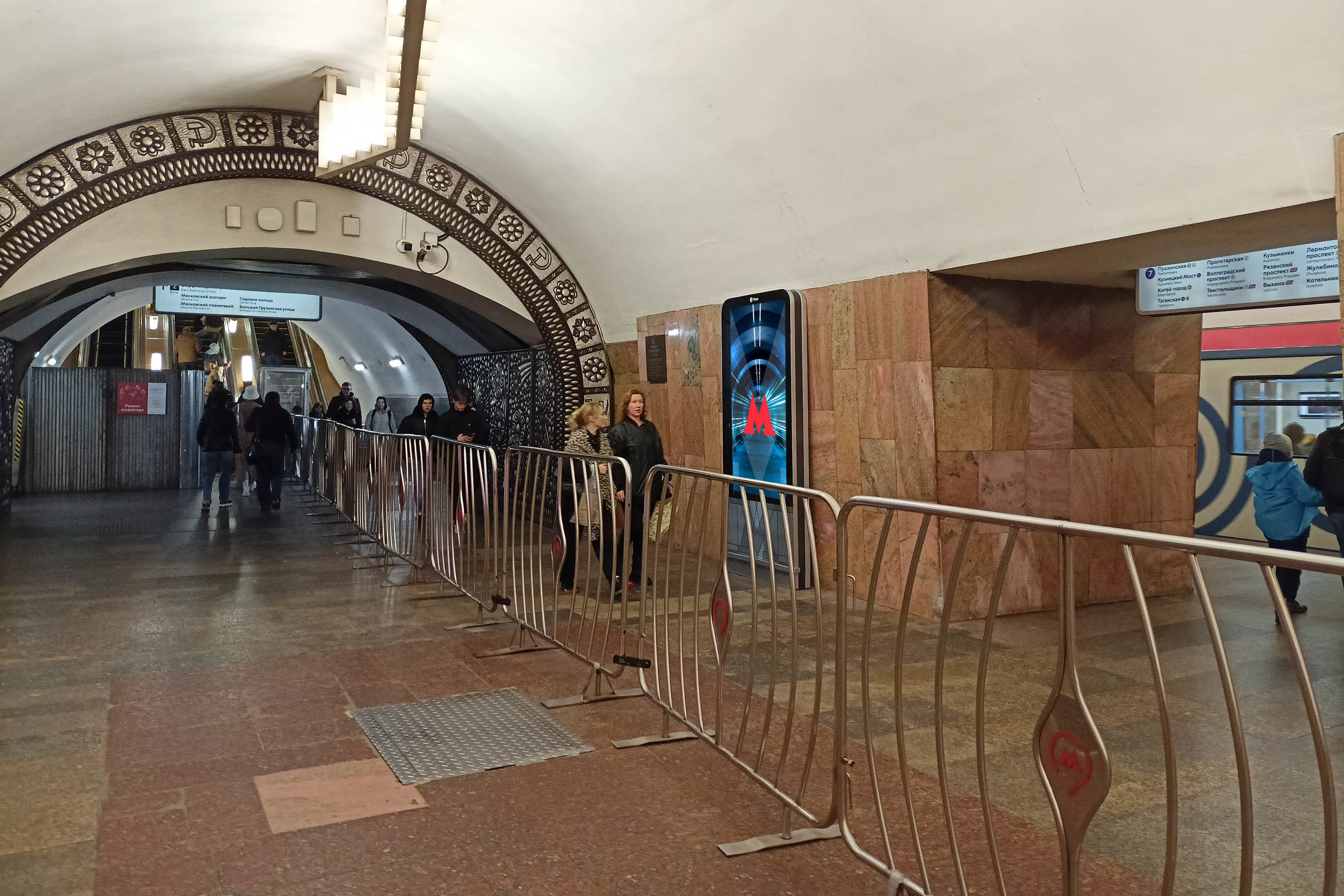 Фотография рекламного носителя, тип: Видеоэкран, адрес: Станция метро «Баррикадная», линия Таганско-Краснопресненская, Москва, Россия. Сторона/вариант А1 №1055743