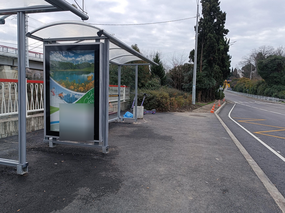 Фотография рекламного носителя, тип: Остановка 1.8x1.2, адрес: Сириус пос., Каспийская ул., остановка Южные культуры, Адлер, Краснодарский край, Россия. Сторона 2Б №1098006