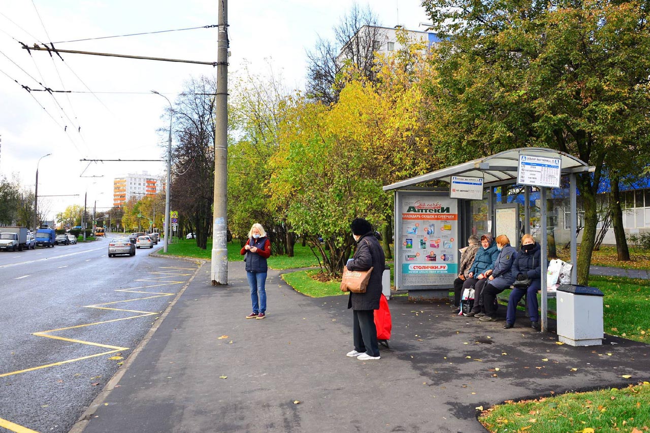 Фотография рекламного носителя, тип: Остановка 1.8x1.2, адрес: Яна Райниса б-р., д.22, корп.1, Москва, Россия. Сторона А1 №936692