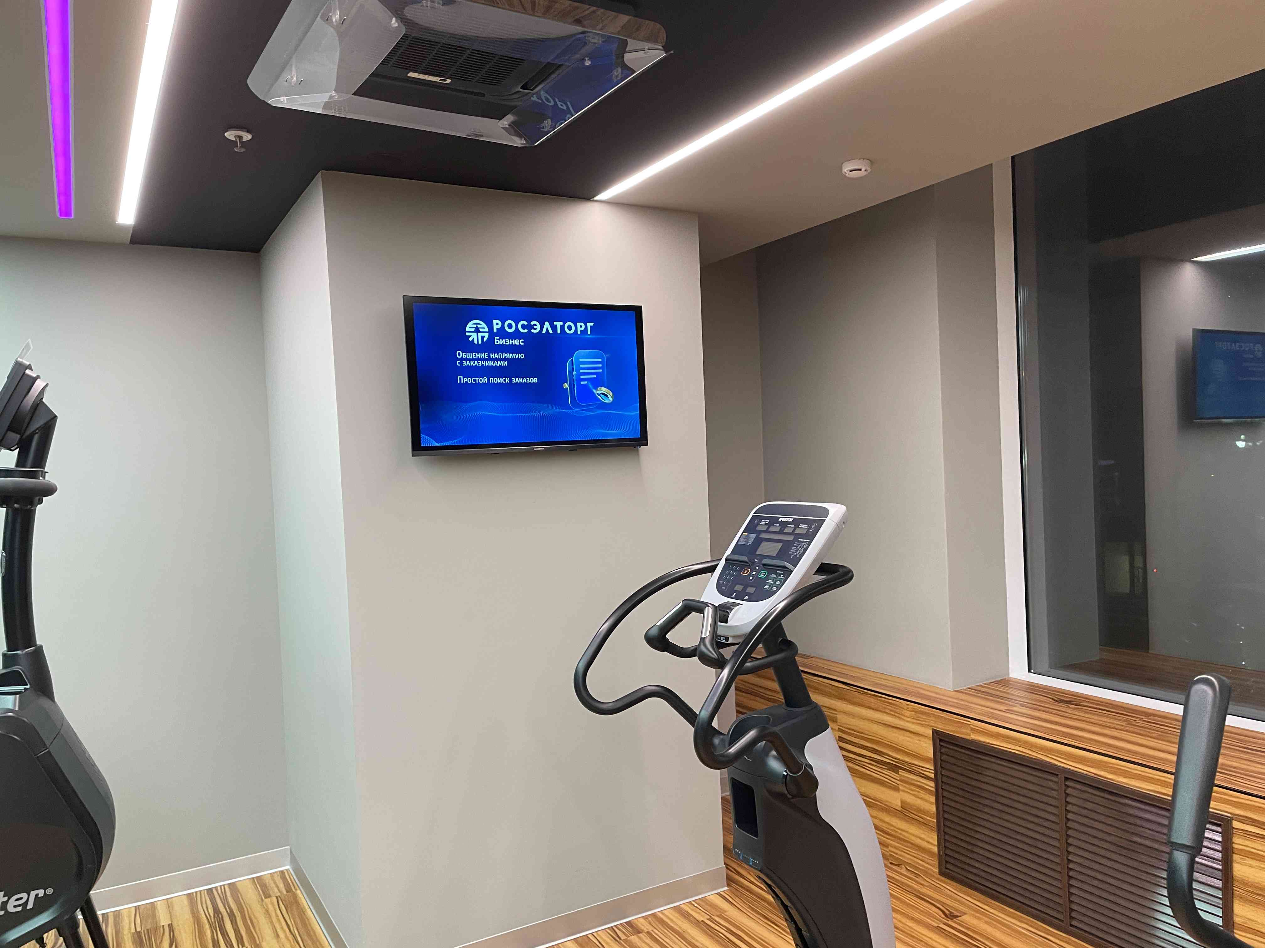 Фотография рекламного носителя, тип: Видеоэкран, адрес: Фитнес-центр «X-Fit Сердце Столицы», Шелепихинская наб., д.34, корп.2, Москва, Россия. Сторона/вариант №1095097