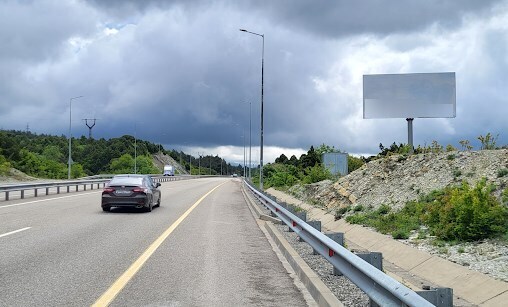 Фотография рекламного носителя, тип: Билборд 3x6, адрес: М-4 "Дон" а/д, 1 526 270м, Геленджик, Краснодарский край, Россия. Сторона A №962124