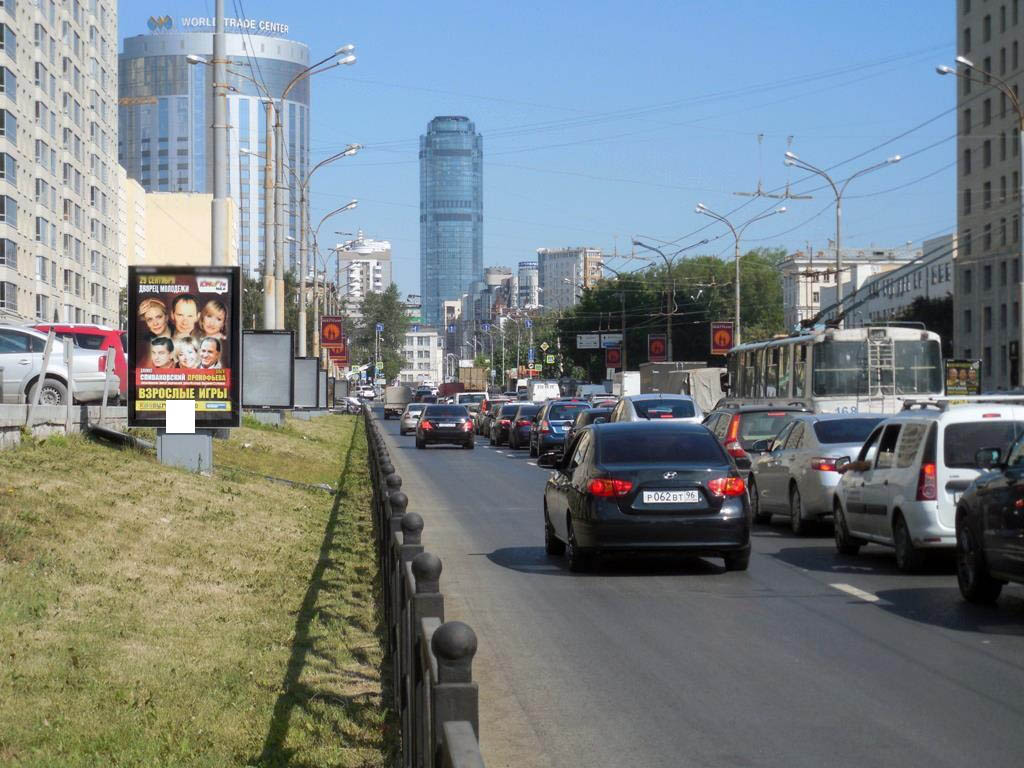 Фотография рекламного носителя, тип: Ситиформат 1.8x1.2, адрес: Белинского ул., д.86 Х Декабристов ул., поз.1, Екатеринбург, Свердловская область, Россия. Сторона A №491967